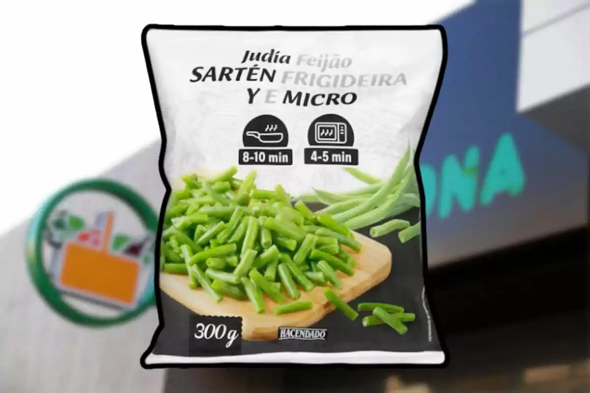 bolsa de judías de Mercadona sobre un fondo difuminado de Mercadona bolsa de judías de Mercadona sobre un fondo difuminado de Mercadona