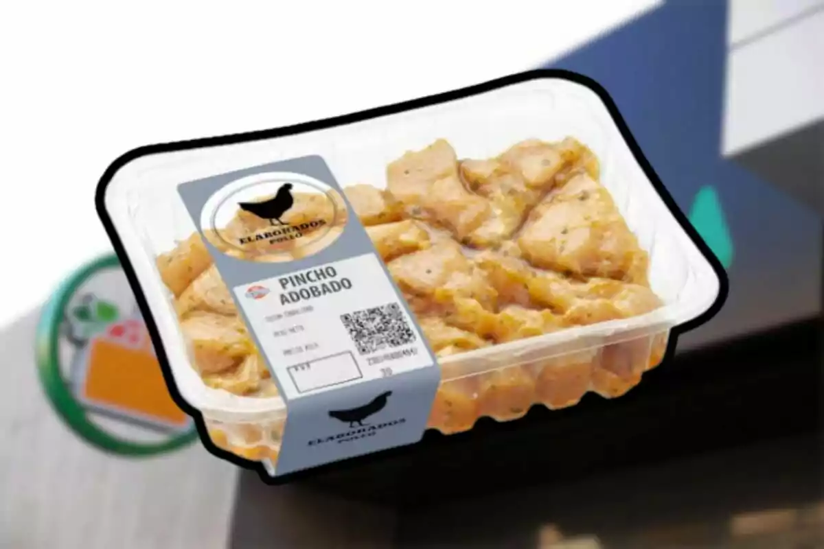 Bandeja de pincho adobado de pollo envasado con etiqueta visible Bandeja de pincho adobado de pollo envasado con etiqueta visible