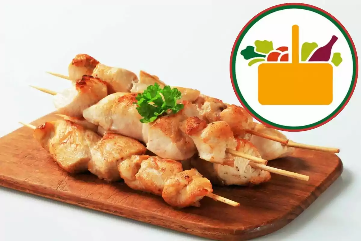 Brochetas de pollo asado servidas sobre una tabla de madera con un adorno de perejil y un logotipo de canasta de alimentos en la esquina superior derecha Brochetas de pollo asado servidas sobre una tabla de madera con un adorno de perejil y un logotipo de canasta de alimentos en la esquina superior derecha
