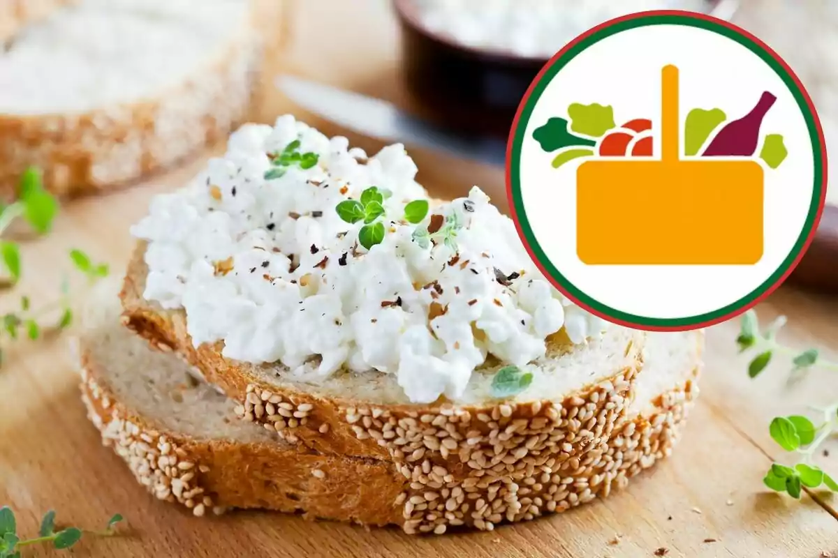 Rebanadas de pan con semillas cubiertas de queso cottage y hierbas frescas sobre una tabla de madera junto a un ícono de canasta de alimentos Rebanadas de pan con semillas cubiertas de queso cottage y hierbas frescas sobre una tabla de madera junto a un ícono de canasta de alimentos