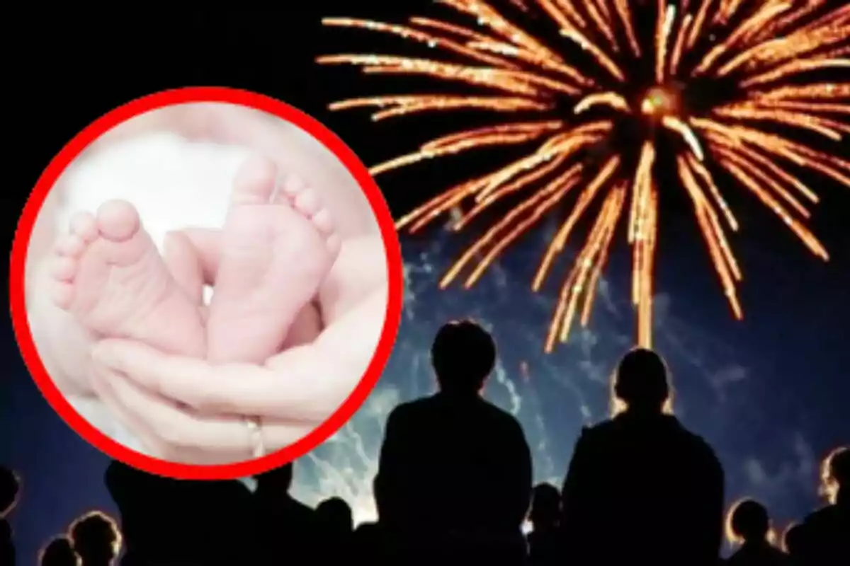 Personas observan fuegos artificiales en el cielo mientras un círculo resalta unos pies de bebé sostenidos por manos adultas.