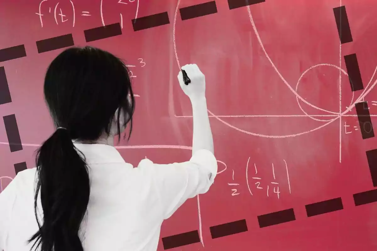 Mujer de espaldas escribiendo fórmulas matemáticas en un pizarrón rojo.