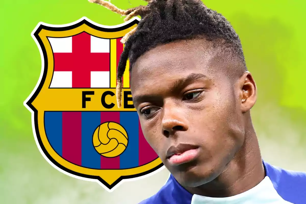 Futbolista de perfil con el escudo del FC Barcelona de fondo sobre un fondo verde