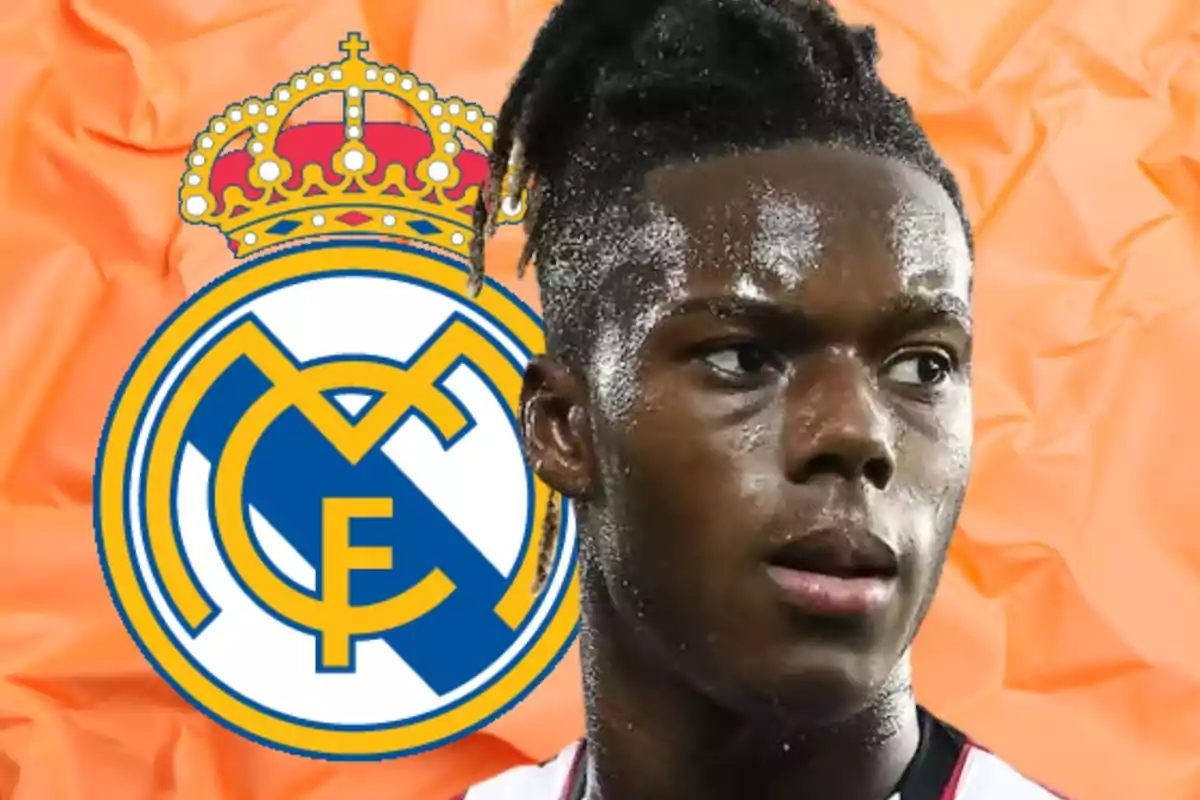 Futbolista con el rostro sudado en primer plano y el escudo del Real Madrid al fondo sobre un fondo naranja