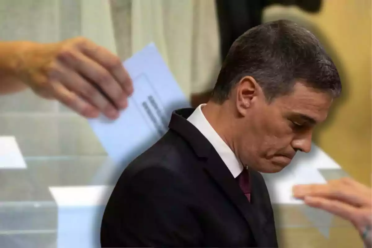 Hombre de traje con expresión seria frente a una urna de votación donde una persona deposita una papeleta