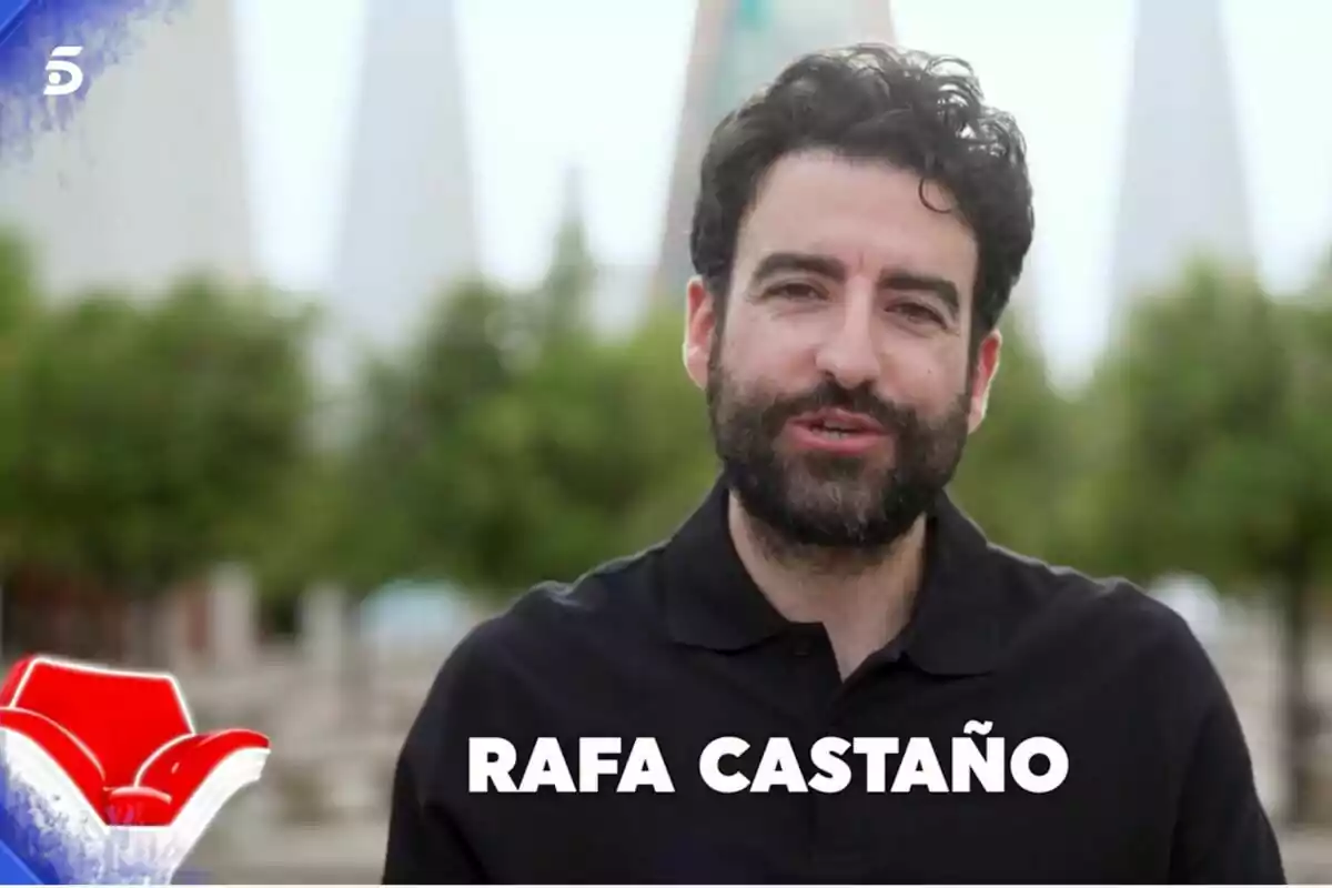 Rafa Castaño con cabello y barba oscuros con camisa negra, al aire libre, con árboles y estructuras blancas de fondo y el texto Rafa Castaño en la parte inferior