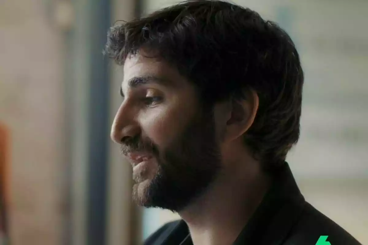 Ricky Rubio de cabello oscuro y barba hablando en un ambiente interior iluminado en Lo de Évole