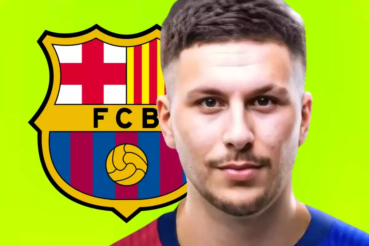 Hombre con camiseta azul y roja frente al escudo del FC Barcelona sobre fondo verde fosforescente