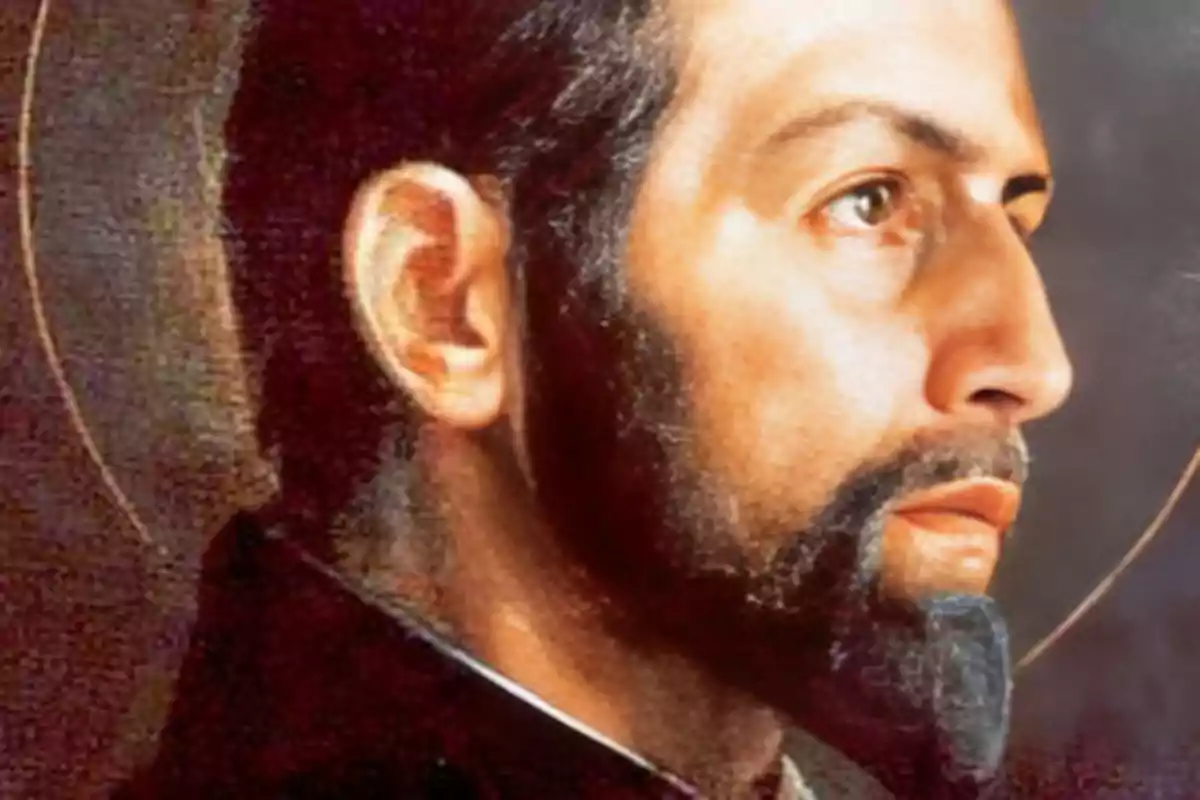Retrato de un hombre con barba corta y halo dorado sobre fondo oscuro