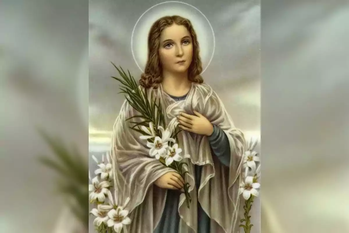 Imagen de una joven santa con aureola, vestida con túnica clara y sosteniendo lirios blancos y una palma