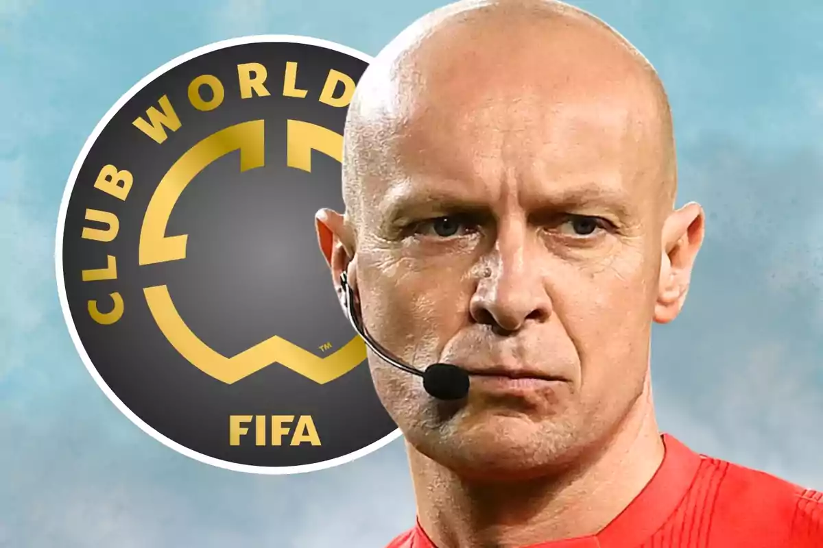 Árbitro de fútbol con auricular frente al logo del Mundial de Clubes de la FIFA