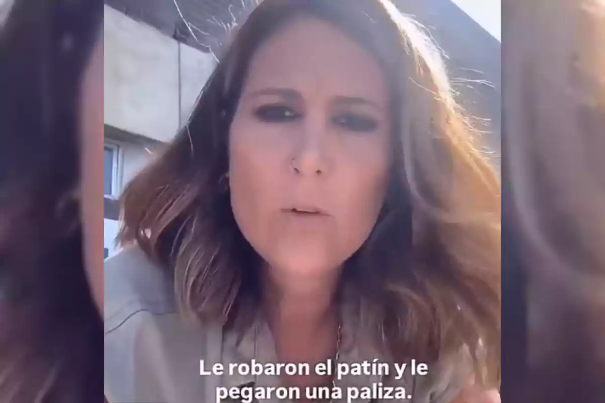 Mujer de cabello castaño claro mirando a la cámara con expresión seria y texto en la parte inferior que dice Le robaron el patín y le pegaron una paliza