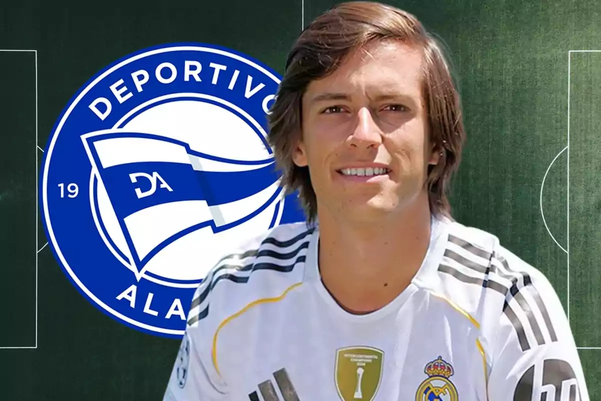 Un futbolista con camiseta del Real Madrid posando frente al escudo del Deportivo Alavés sobre un fondo de cancha de fútbol