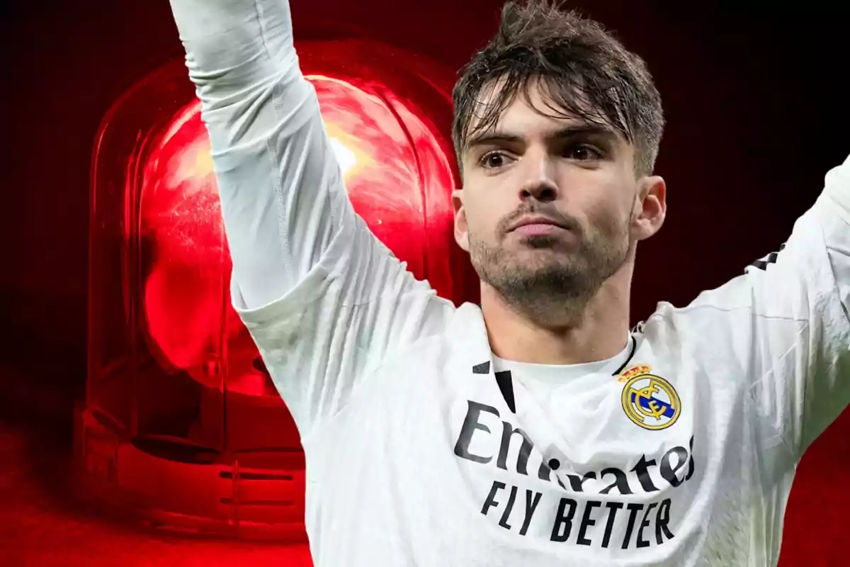 Portero del Real Madrid levantando los brazos con una luz de alarma roja de fondo