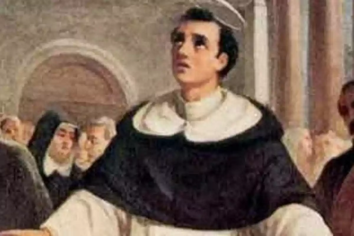 Joven con vestimenta religiosa y aureola en la cabeza dentro de una iglesia rodeado de otras personas Joven con vestimenta religiosa y aureola en la cabeza dentro de una iglesia rodeado de otras personas