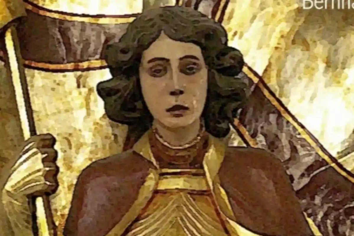 Mujer de cabello oscuro y rizado con expresión seria vestida con túnica marrón y dorada sosteniendo un objeto en la mano frente a un fondo claro Mujer de cabello oscuro y rizado con expresión seria vestida con túnica marrón y dorada sosteniendo un objeto en la mano frente a un fondo claro