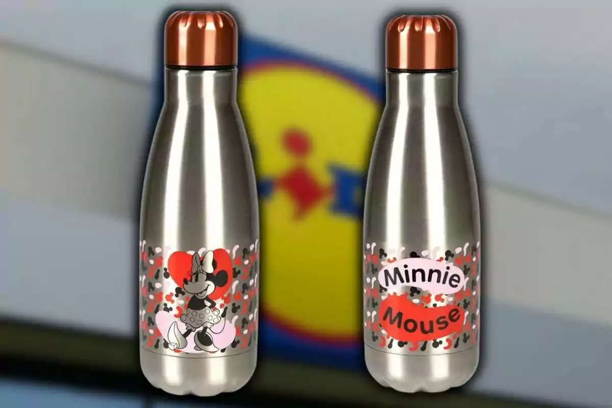 Dos botellas de acero inoxidable con tapa color cobre y diseño de Minnie Mouse sobre un fondo desenfocado de un logotipo de Lidl amarillo y azul. Dos botellas de acero inoxidable con tapa color cobre y diseño de Minnie Mouse sobre un fondo desenfocado de un logotipo de Lidl amarillo y azul.