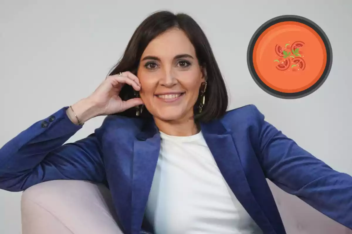 Boticaria García sentada en un sillón claro y una ilustración de sopa de tomate en la esquina superior derecha