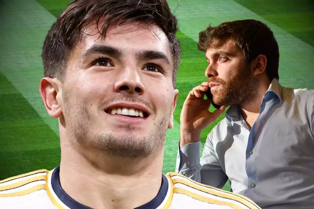 Un futbolista sonriente en primer plano y un hombre hablando por teléfono al fondo sobre un campo de fútbol