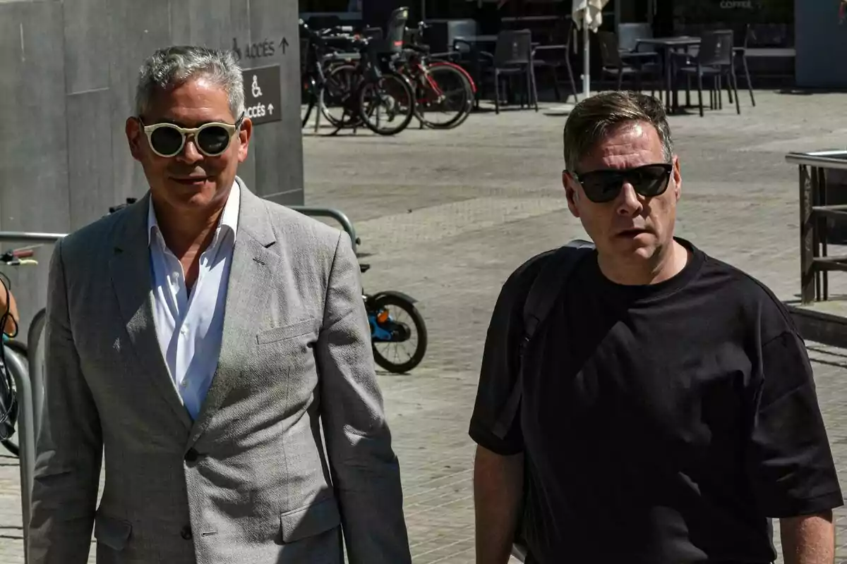 El escritor y periodista, Boris Izaguirre, en el funeral del productor y excantante de La Trinca Toni Cruz, en el Tanatorio Sancho de Ávila, a 14 de julio de 2025, en Barcelona. El escritor y periodista, Boris Izaguirre, en el funeral del productor y excantante de La Trinca Toni Cruz, en el Tanatorio Sancho de Ávila, a 14 de julio de 2025, en Barcelona.
