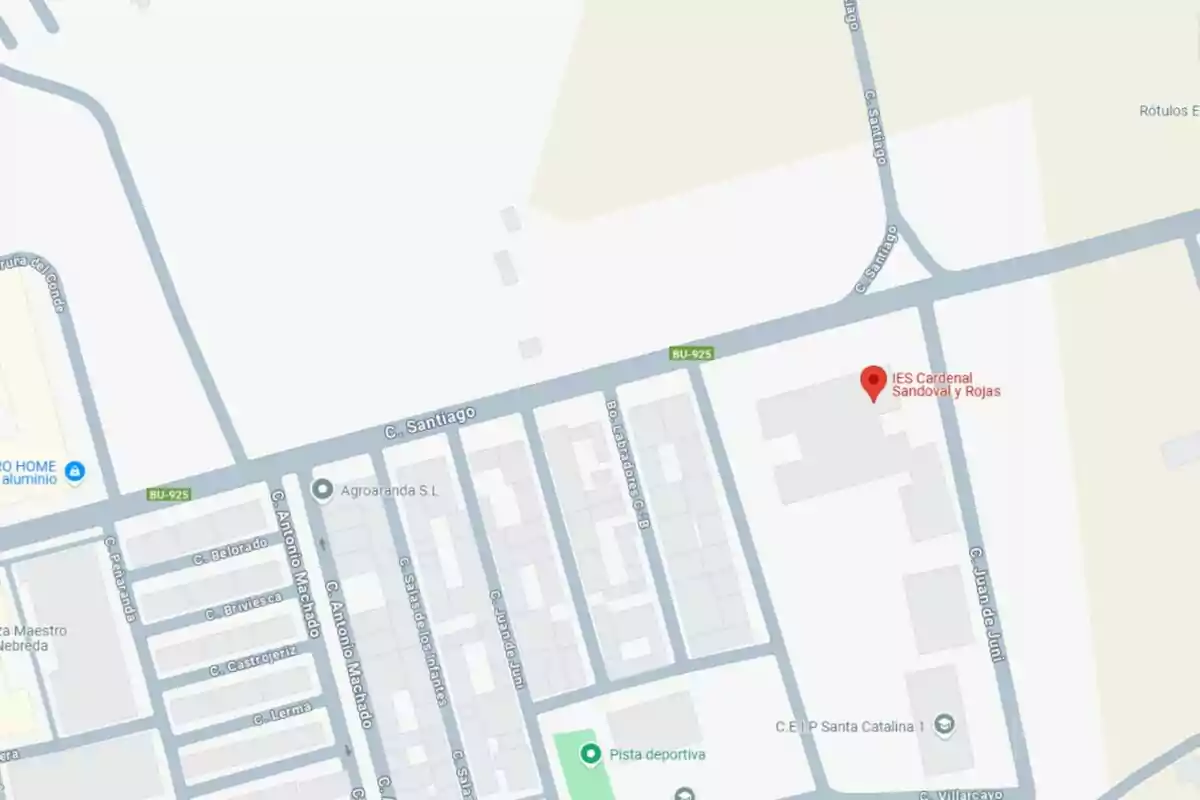 Mapa de una zona urbana donde se destaca la ubicación del IES Cardenal Sandoval y Rojas en la calle Santiago, junto a varias calles y una pista deportiva cercana. Mapa de una zona urbana donde se destaca la ubicación del IES Cardenal Sandoval y Rojas en la calle Santiago, junto a varias calles y una pista deportiva cercana.