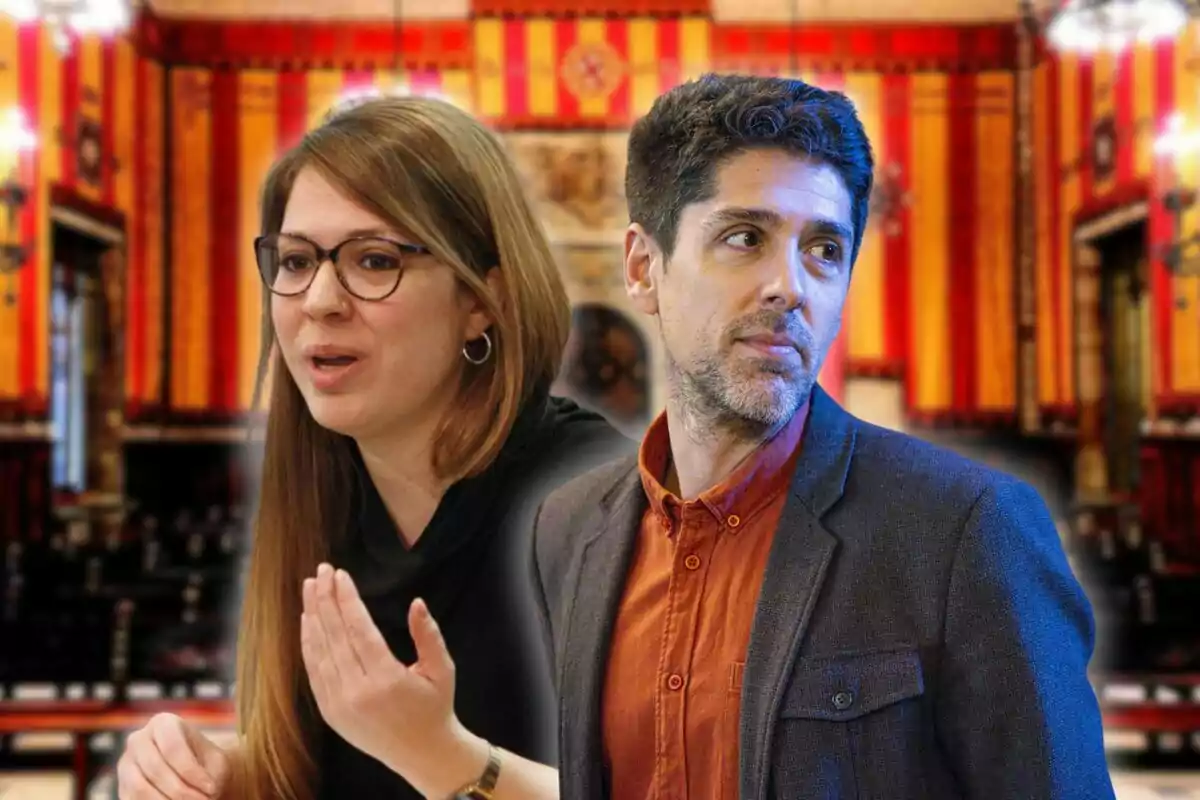 Una mujer con gafas y un hombre con chaqueta posan en un salón decorado con cortinas rojas y amarillas