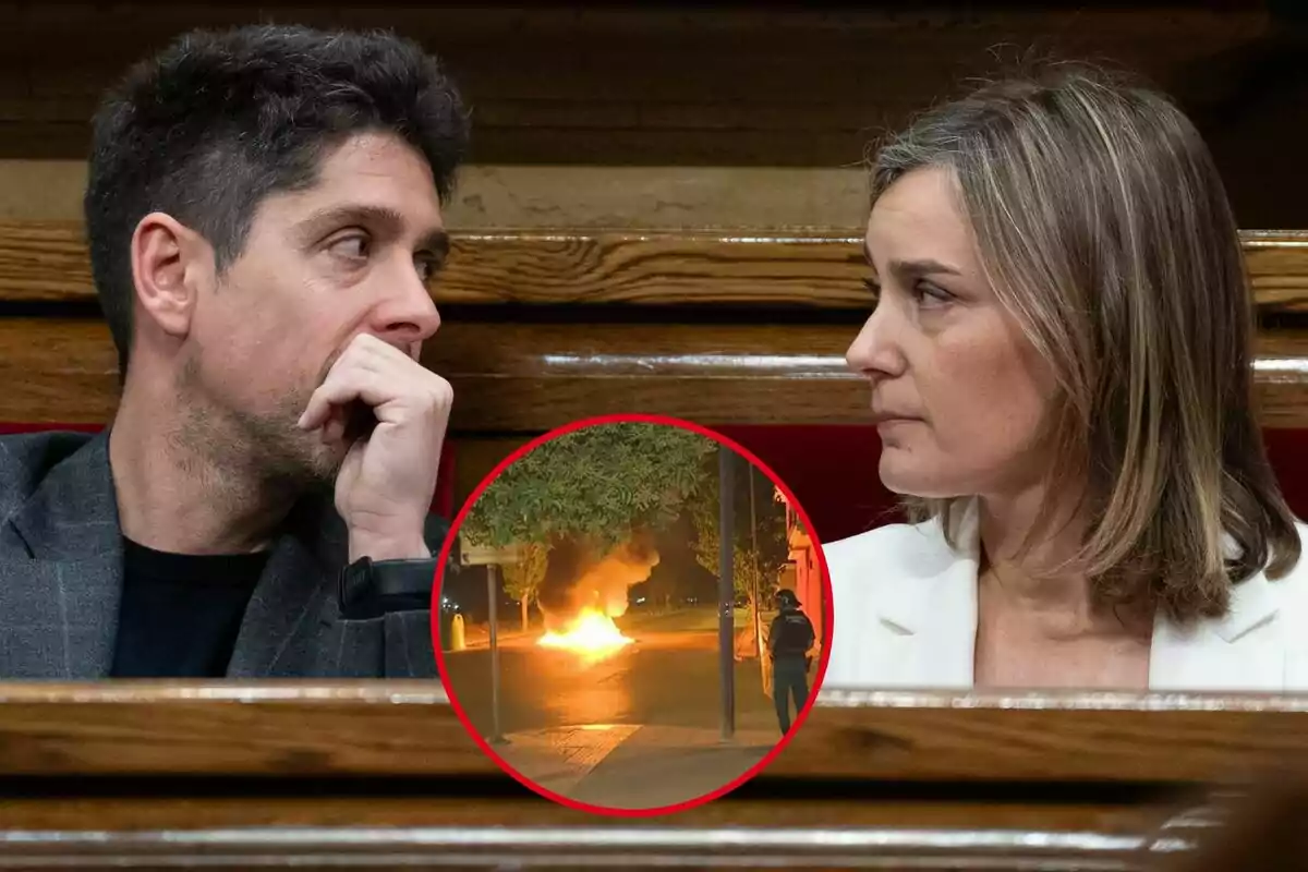 Dos personas sentadas mirándose con seriedad y en el centro de la imagen un círculo muestra una escena nocturna de fuego en la calle con un policía observando