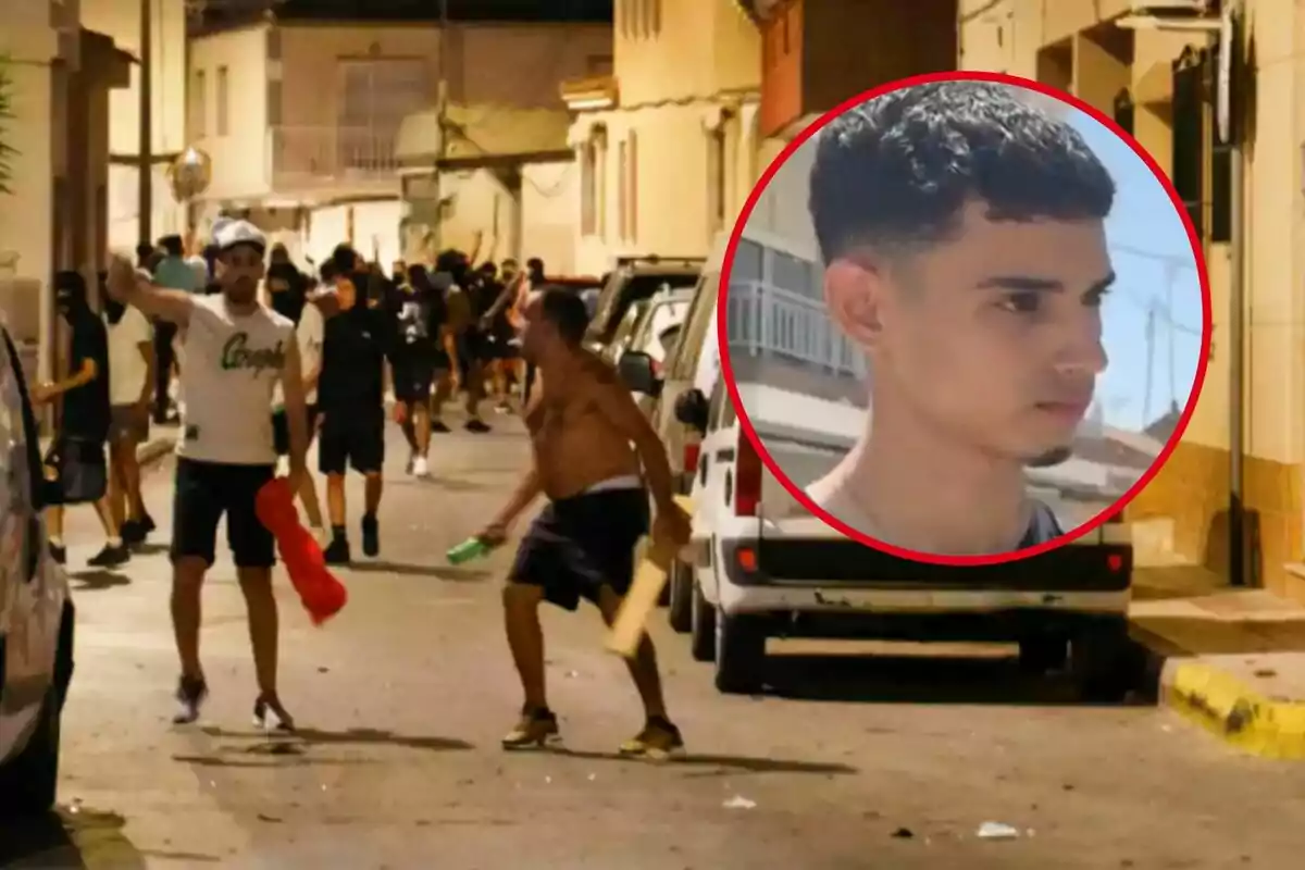 Un grupo de personas se encuentra en una calle durante la noche, algunas de ellas parecen estar participando en disturbios, mientras que en la esquina superior derecha hay un recuadro con el rostro de un joven observando seriamente.