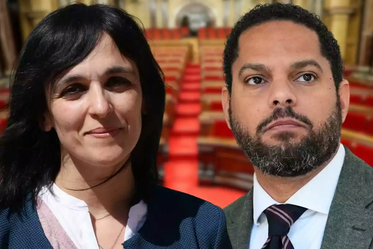 Dos personas posan frente a un fondo de asientos rojos en lo que parece ser un recinto parlamentario