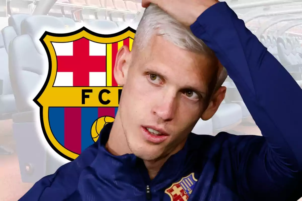 Futbolista rubio con uniforme del Barcelona tocándose la cabeza frente al escudo del club y asientos de estadio de fondo