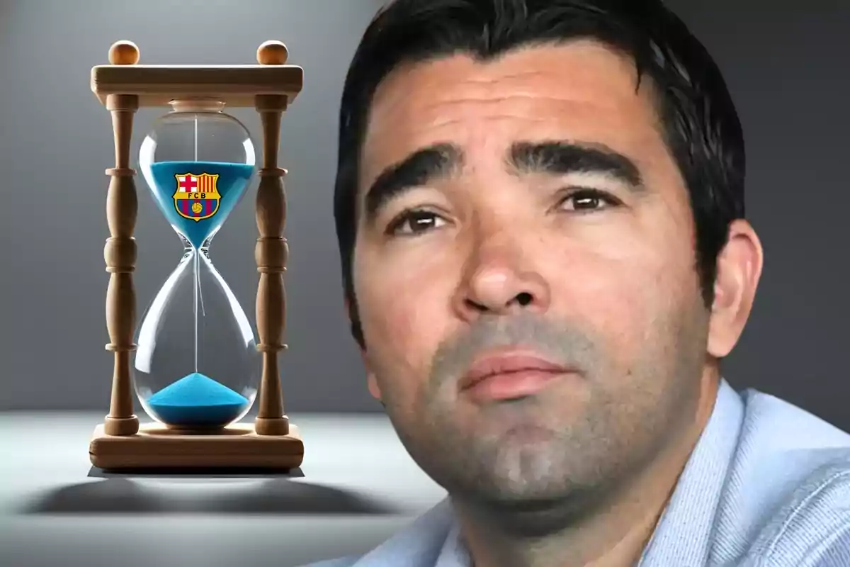 Un hombre pensativo aparece junto a un reloj de arena que tiene el escudo del FC Barcelona y arena azul