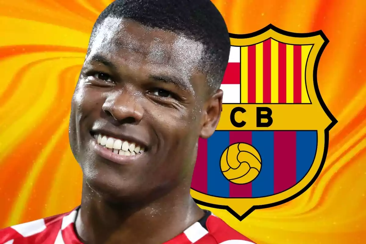 Futbolista sonriente con camiseta rojiblanca frente al escudo del FC Barcelona sobre un fondo naranja