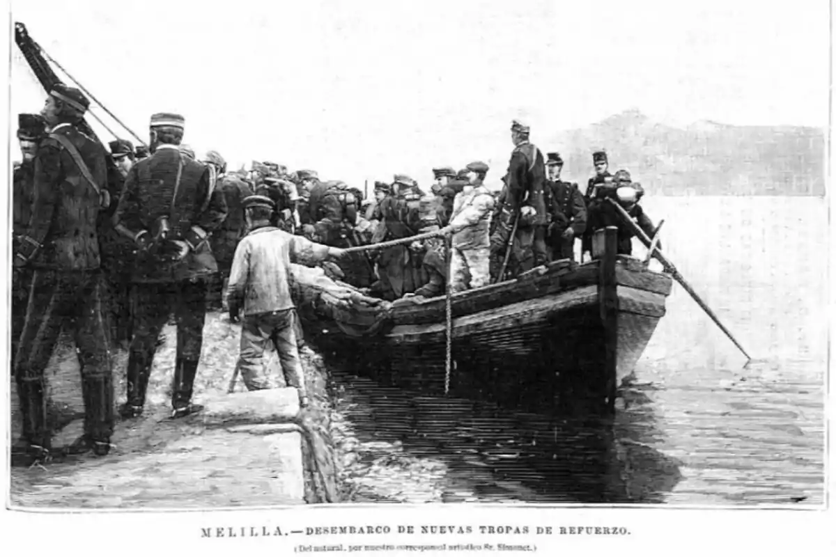 Un grupo de soldados desembarca de un bote de madera en un puerto mientras varias personas los esperan en tierra Un grupo de soldados desembarca de un bote de madera en un puerto mientras varias personas los esperan en tierra