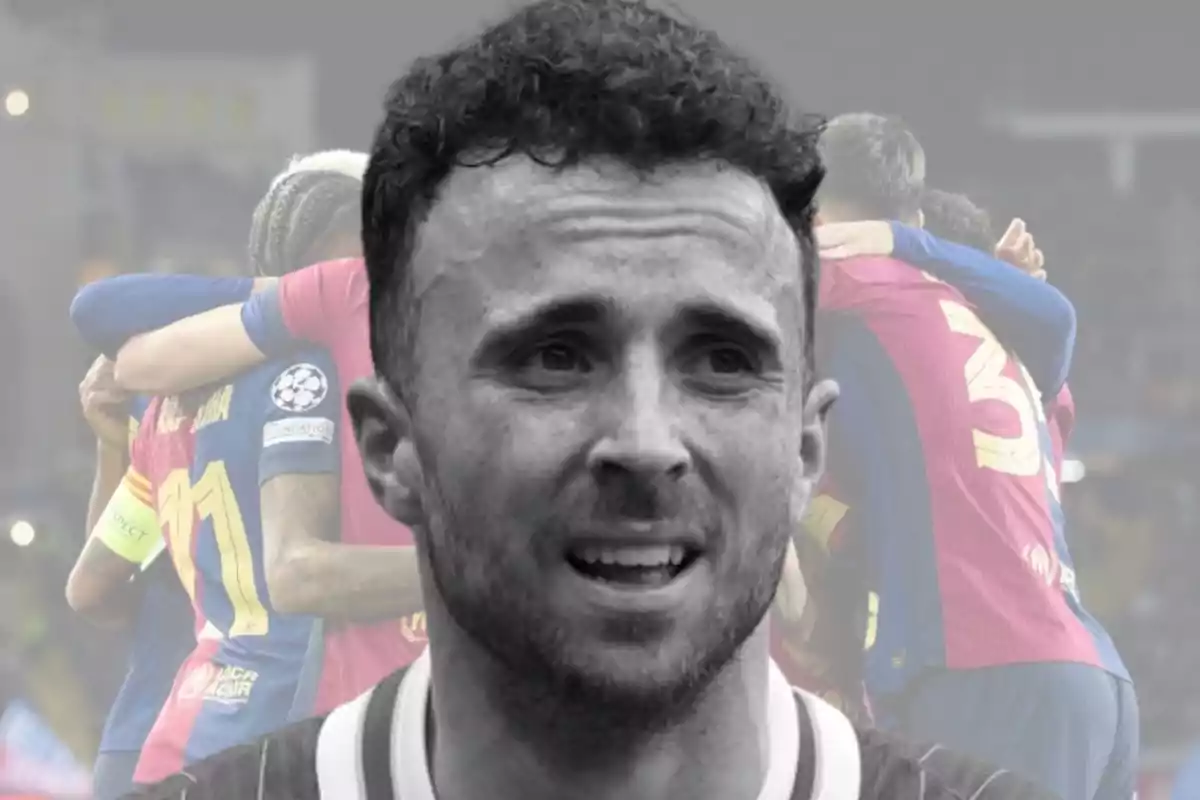 Primer plano en blanco y negro de un futbolista con expresión seria al frente, mientras al fondo se observa a un grupo de jugadores abrazándose con uniformes azulgranas y el fondo difuminado.