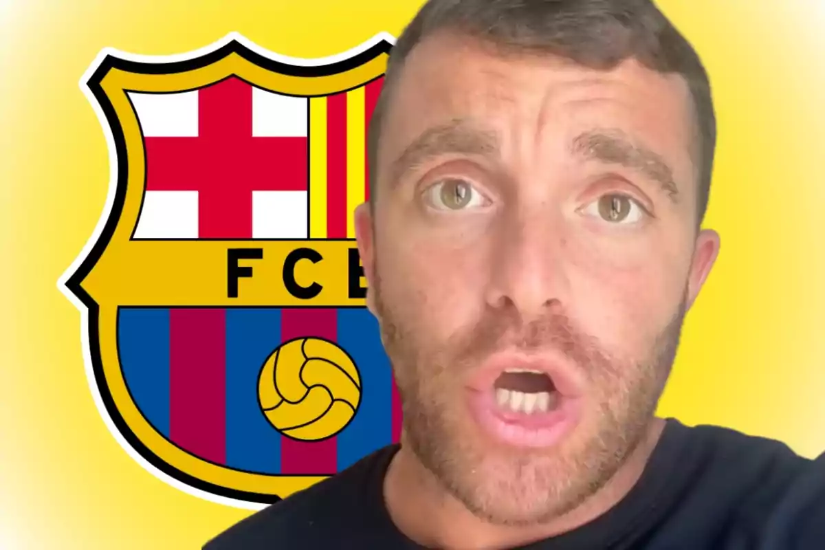 Hombre de cabello corto con barba recortada hablando frente al escudo del FC Barcelona sobre un fondo amarillo