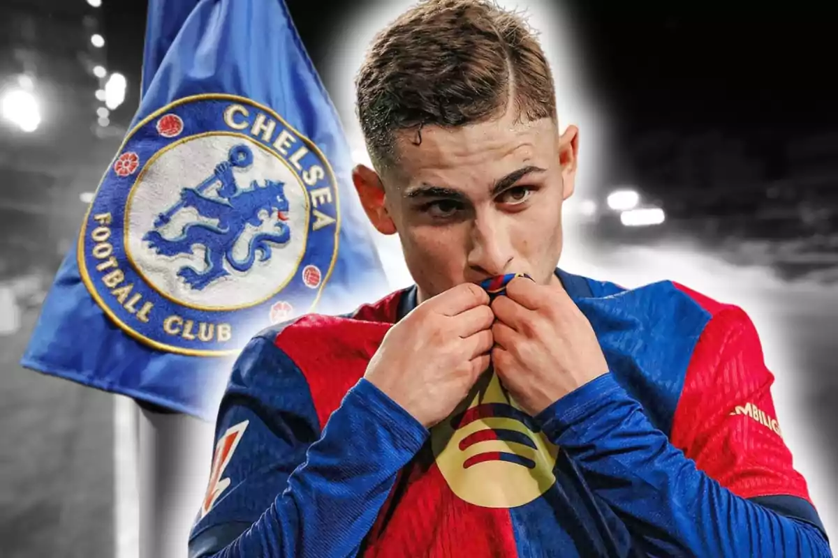 Un futbolista besa el escudo de su camiseta del Barcelona mientras al fondo aparece una bandera del Chelsea Football Club.