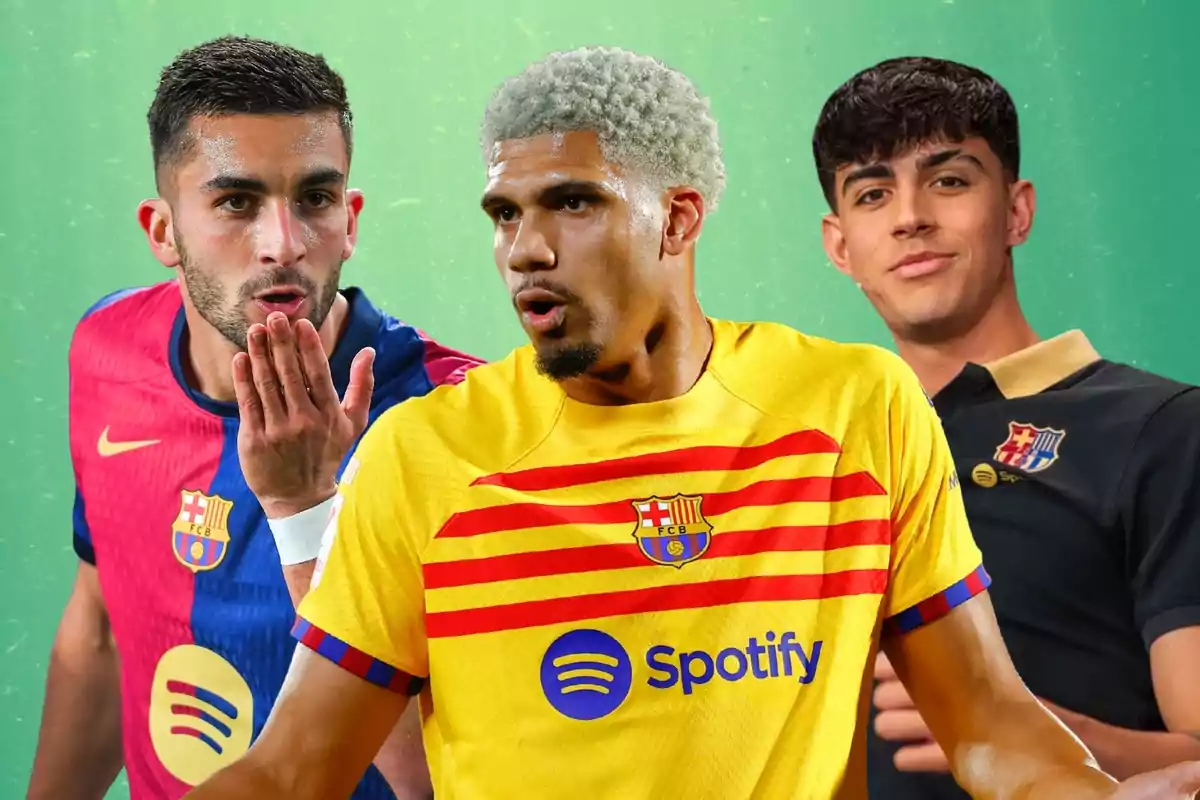 Tres jugadores del FC Barcelona posan con diferentes uniformes del equipo sobre un fondo verde