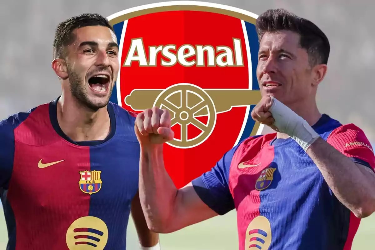 Dos futbolistas del Barcelona celebrando con el escudo del Arsenal de fondo