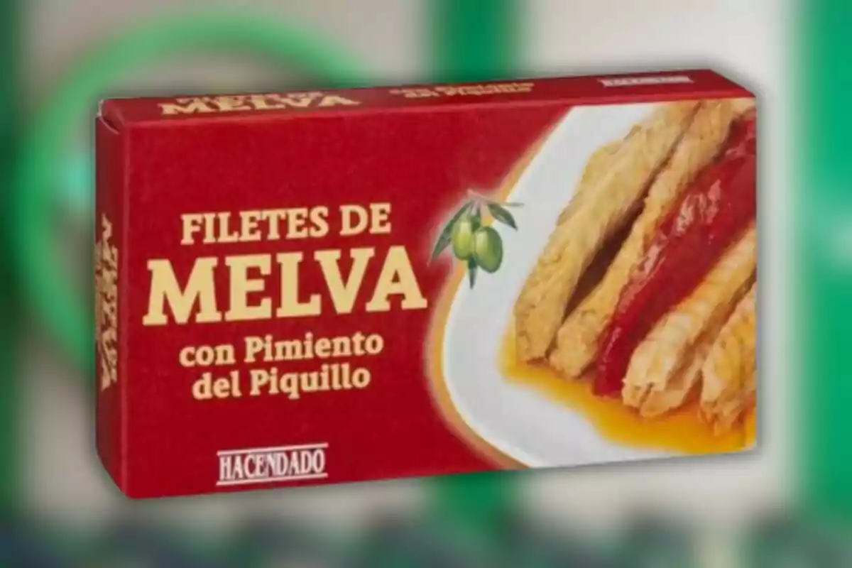 Caja roja de filetes de melva con pimiento del piquillo de la marca Hacendado con una imagen del producto en un plato Caja roja de filetes de melva con pimiento del piquillo de la marca Hacendado con una imagen del producto en un plato