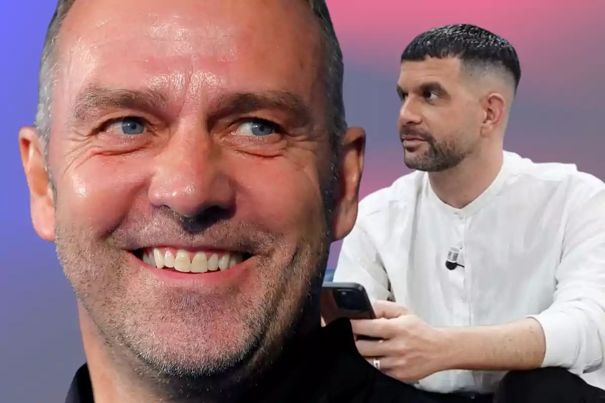Primer plano de un hombre sonriente con barba y ojos azules al frente y otro hombre de cabello corto y barba recortada sentado al fondo con un teléfono en la mano sobre un fondo degradado rosa y azul