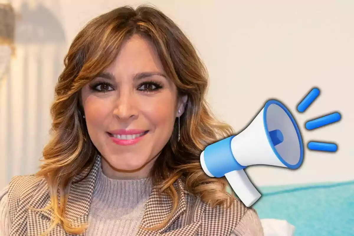 Mujer sonriente con cabello ondulado y un megáfono azul y blanco dibujado junto a su rostro