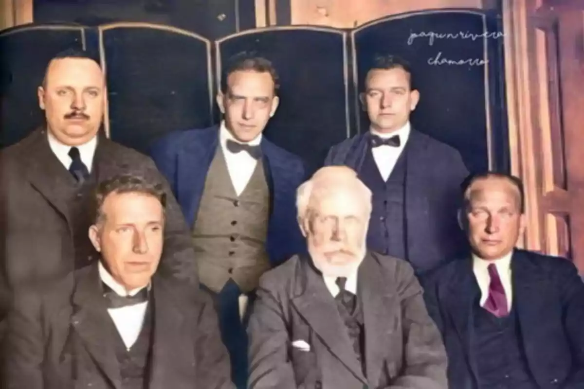 Seis hombres vestidos con trajes formales posan para una fotografía antigua en un ambiente interior elegante Seis hombres vestidos con trajes formales posan para una fotografía antigua en un ambiente interior elegante