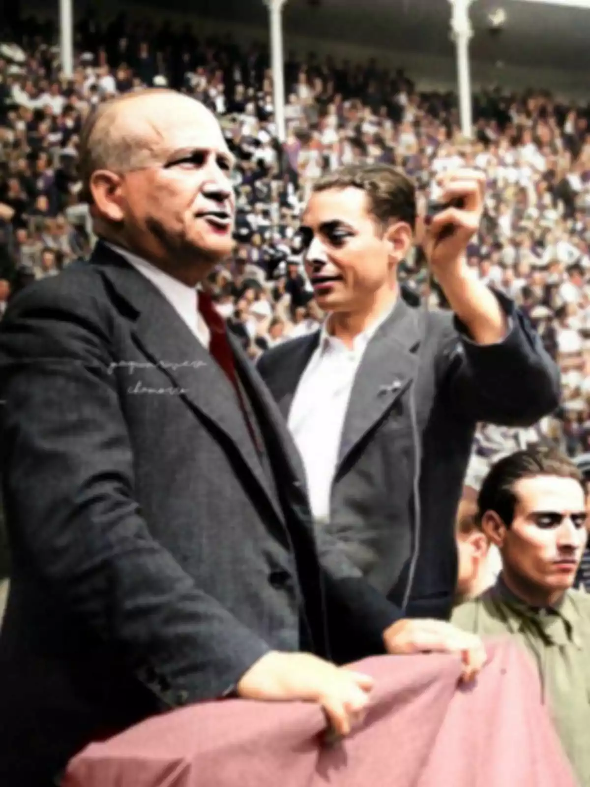 Francisco Largo Caballero de traje oscuro habla frente a una multitud mientras otra persona sostiene un micrófono cerca de él Francisco Largo Caballero de traje oscuro habla frente a una multitud mientras otra persona sostiene un micrófono cerca de él