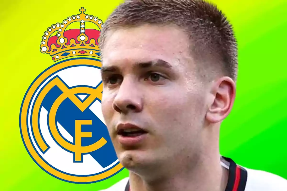 Un futbolista con el escudo del Real Madrid de fondo sobre un fondo amarillo y verde.