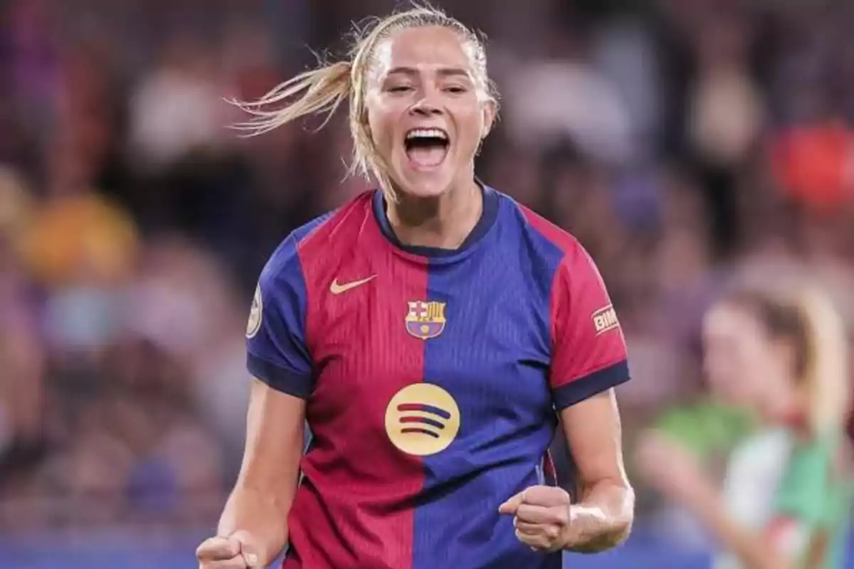 Futbolista del Barcelona femenino celebrando un gol con expresión de alegría y emoción en el campo Futbolista del Barcelona femenino celebrando un gol con expresión de alegría y emoción en el campo