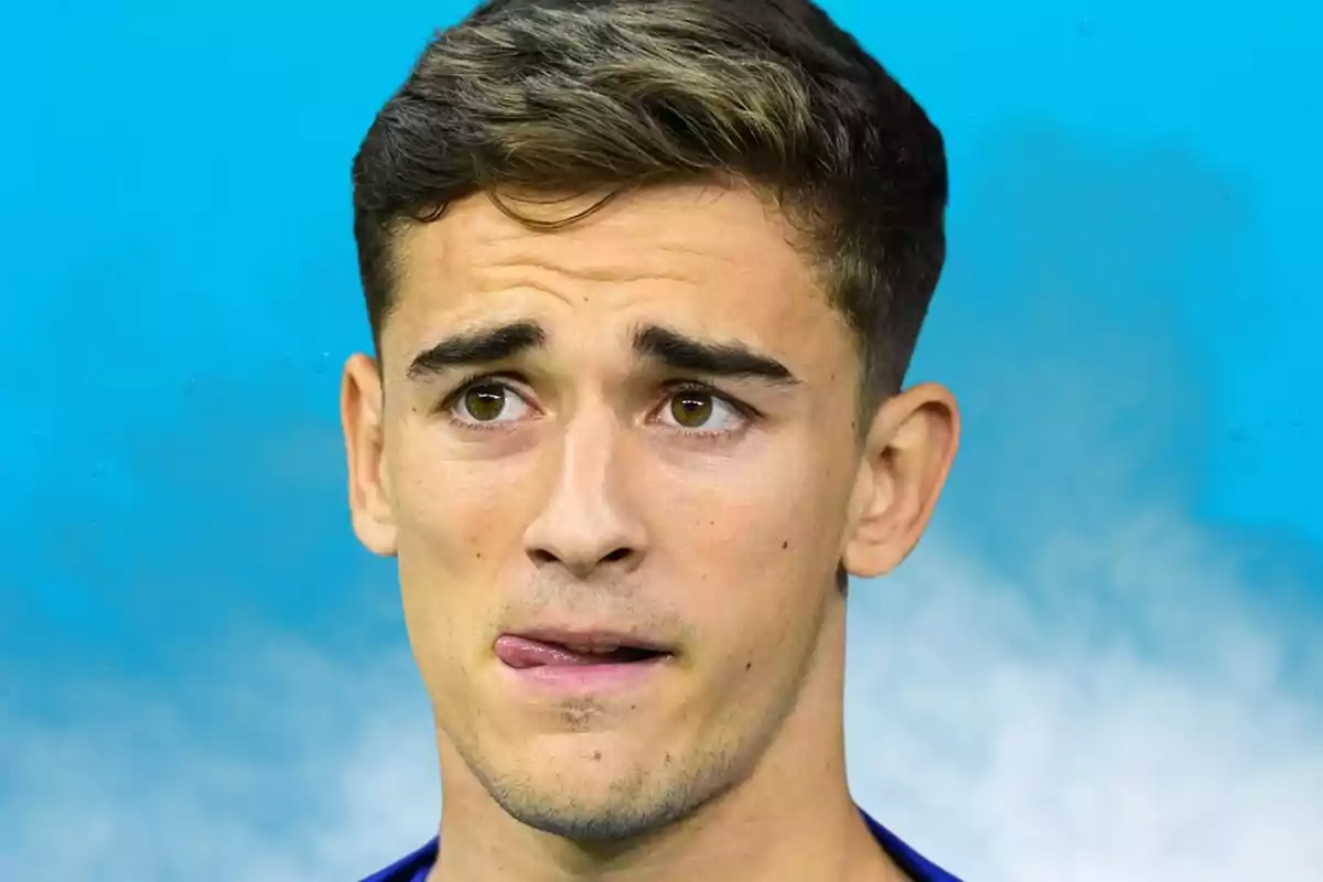 Joven con expresión pensativa y fondo azul