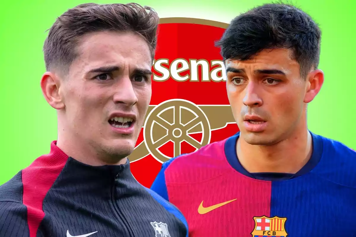 Dos futbolistas del Barcelona con el escudo del Arsenal de fondo sobre un fondo verde