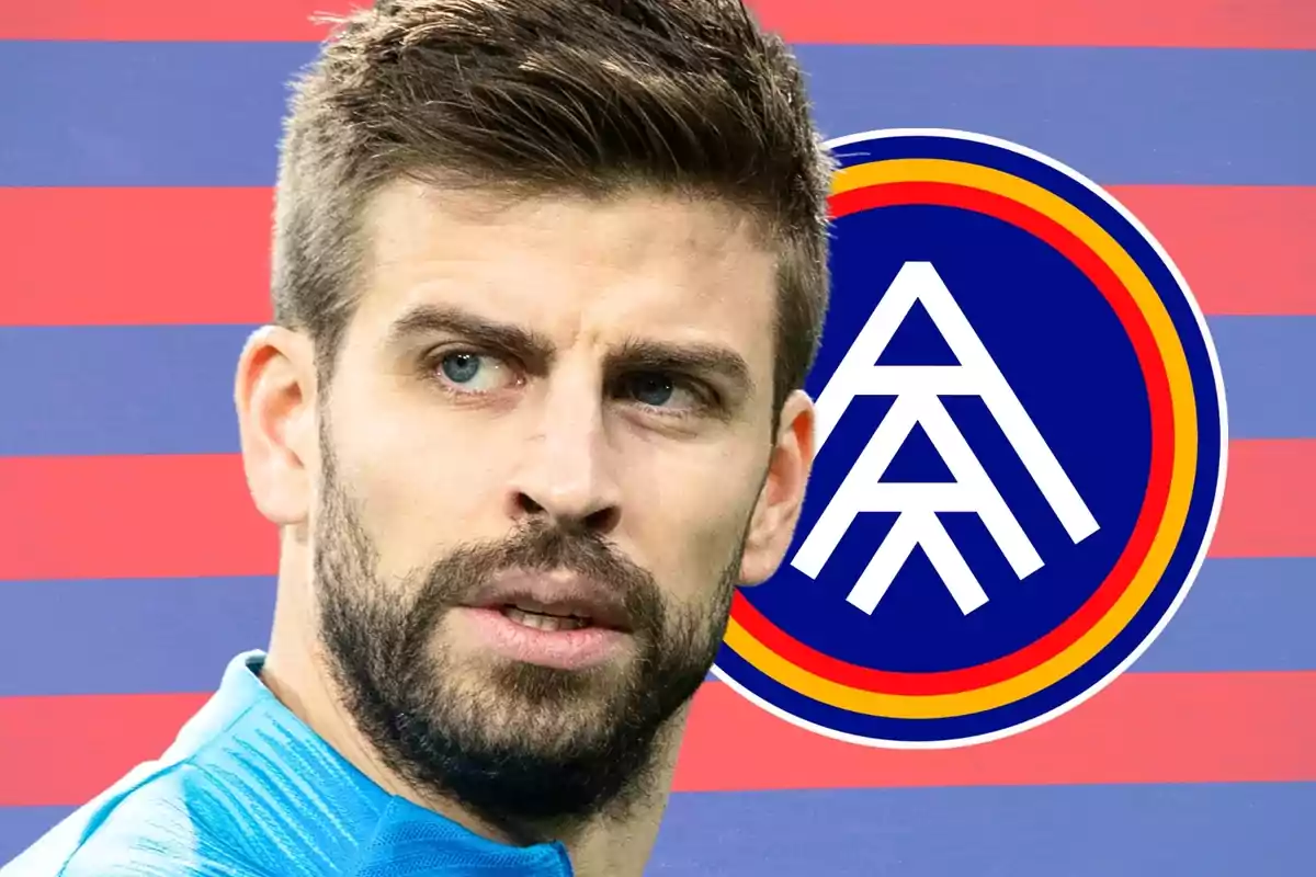 Hombre con barba y cabello corto mira hacia un lado con un fondo de franjas rojas y azules y un logotipo circular detrás de él