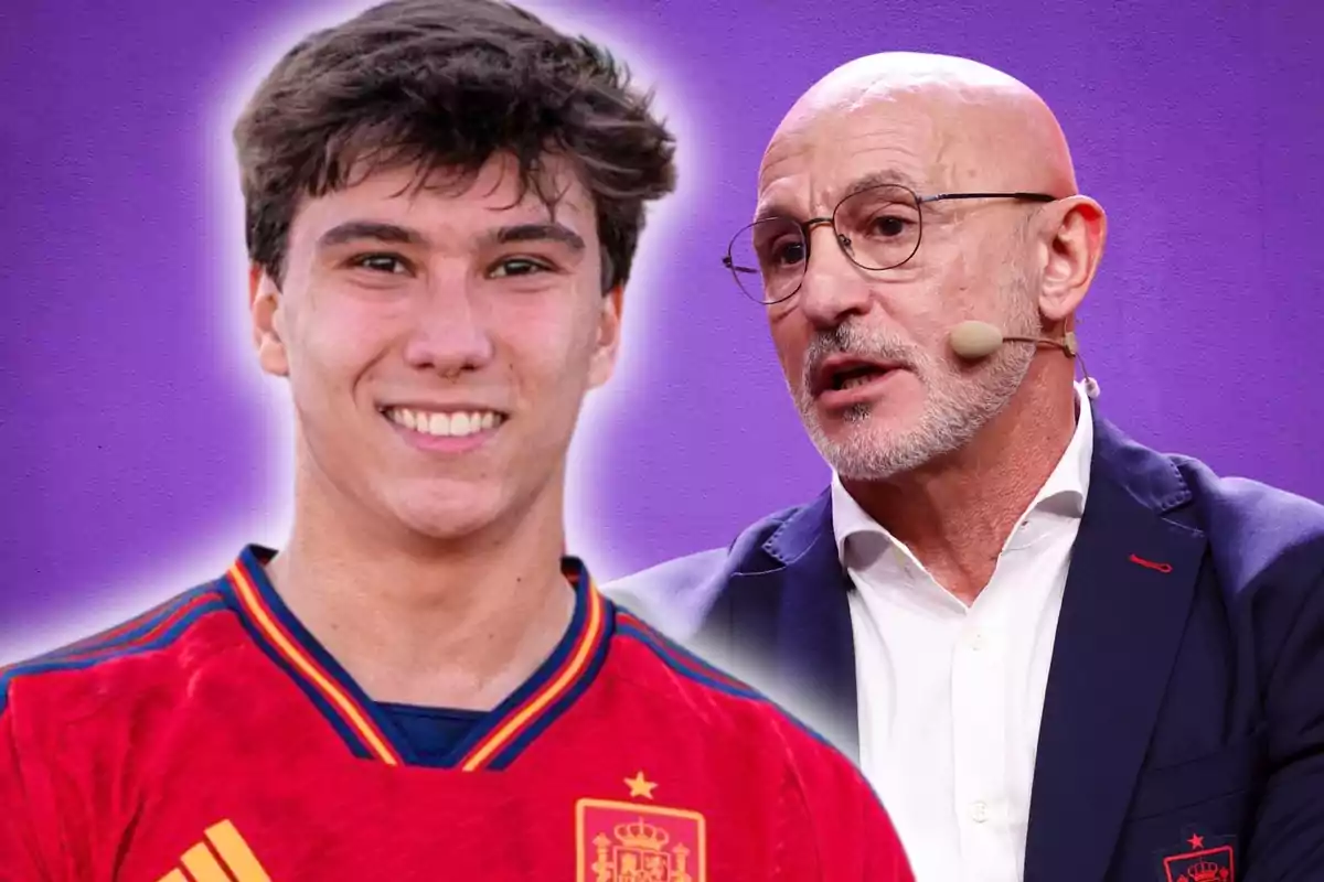 Un joven con camiseta de la selección española sonríe mientras un hombre calvo con gafas y micrófono de diadema habla, ambos sobre un fondo morado.