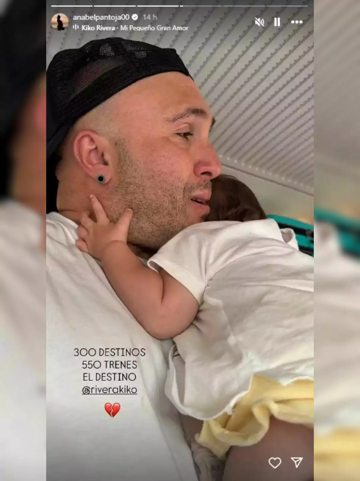 Kiko Rivera con gorra negra abrazando a un bebé que lleva camiseta blanca y pañal amarillo, ambos en un ambiente interior con techo de líneas, sobre la imagen hay texto y un emoji de corazón roto. Kiko Rivera con gorra negra abrazando a un bebé que lleva camiseta blanca y pañal amarillo, ambos en un ambiente interior con techo de líneas, sobre la imagen hay texto y un emoji de corazón roto.